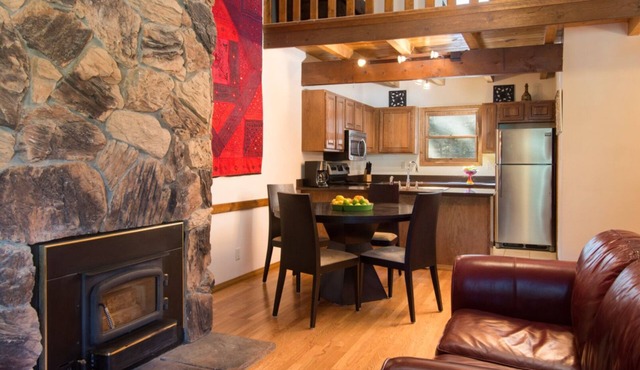 Twining 7 - Tasteful Bi-Level Condo with Wood Fireplace and WifI