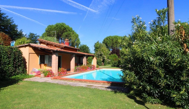 Two adjacent small houses that can accommodate up to 7 people, with a private swimming pool, outdoor