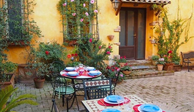 Two apartments for groups or families up to 9 In St. Peter area, courtyard
