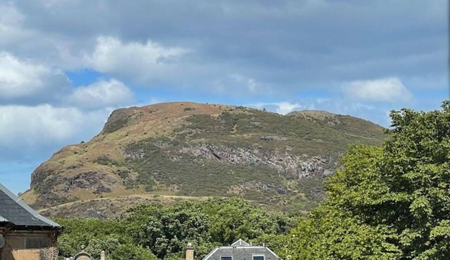 Two bed apartment with views of Arthur Seat Mount