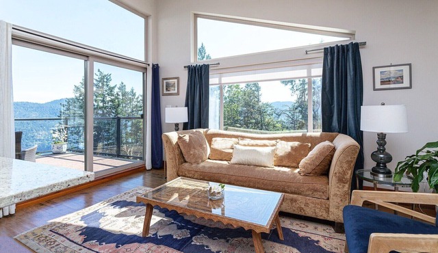 Two-Bed Cabin – Breathtaking Fjord View at the Summit House.