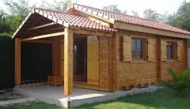 Two-bedroom apartment in the heights of Nice: Small chalet with private garden.
