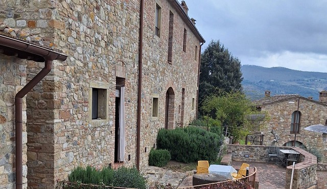 Two-bedroom apartment with beautiful views of the Tuscan countryside