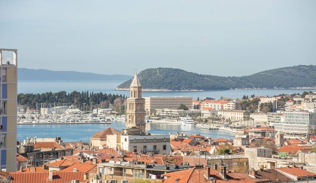 Two bedroom apartment with balcony and sea view Split (A-22909-a)