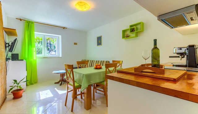 Two-bedroom apartment with garden, only 5 min walking to the Bacvice beach