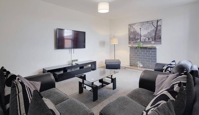 Two Bedroom Spacious Modern Central Apartment
