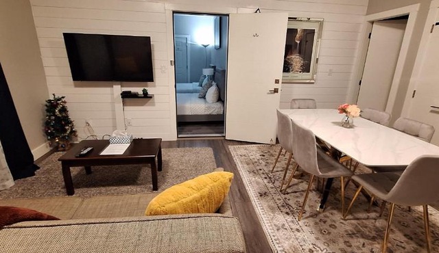 Two Bedroom Suite with AC, Sleeps 8! Complimentary Ice Cream, Snacks & Drinks