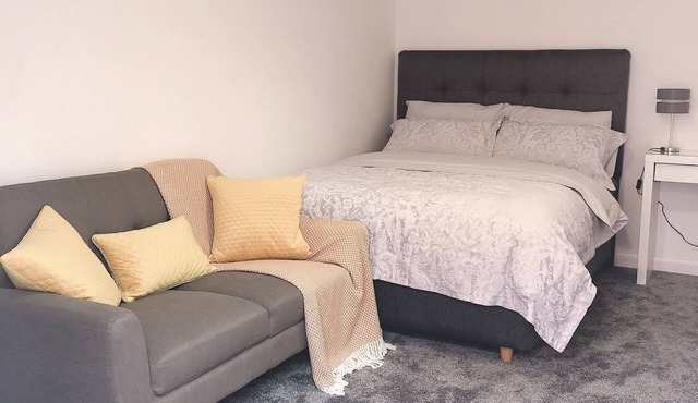 Two bedrooms self-contained flat with Free Parking - Flat 2