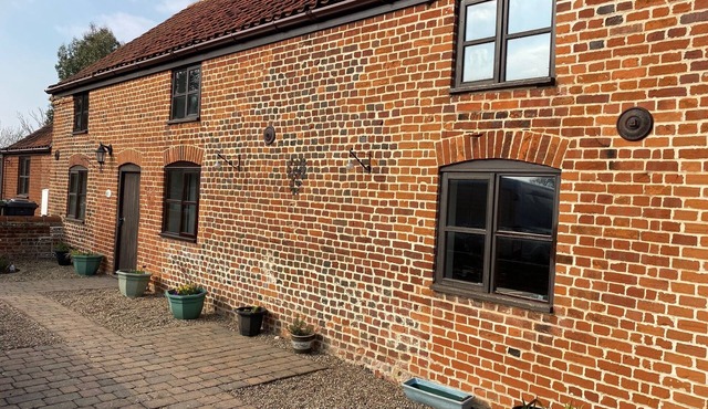 Two Brickground Large Victorian Cottage With Beautiful Garden