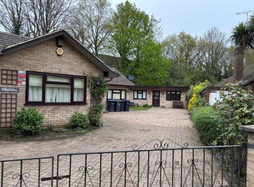 Two Bungalows Choose one - 4BR and 2BR Lovely Home Fully Furnished at Egham LP
