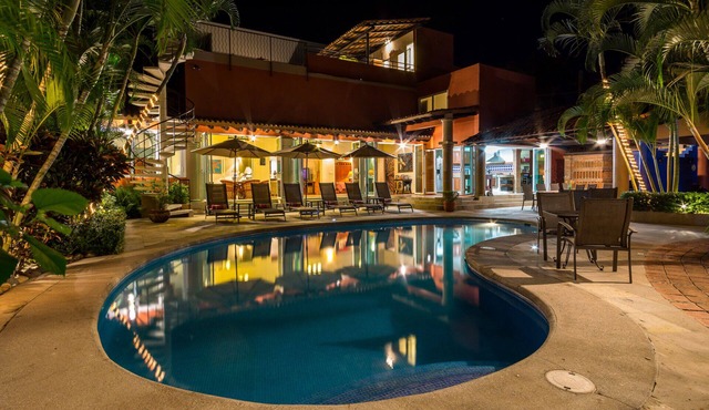 Two Casas and Two Pools, all for one price.Near the Beach!
