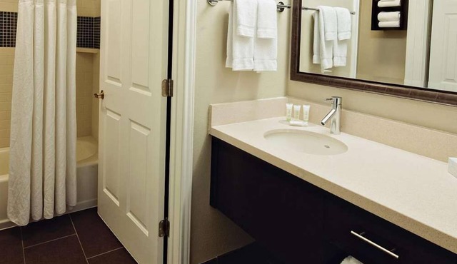Two Comfortable 2BR Suites w/Full Kitchen! W/Outdoor Pool Onsite, Pets Allowed