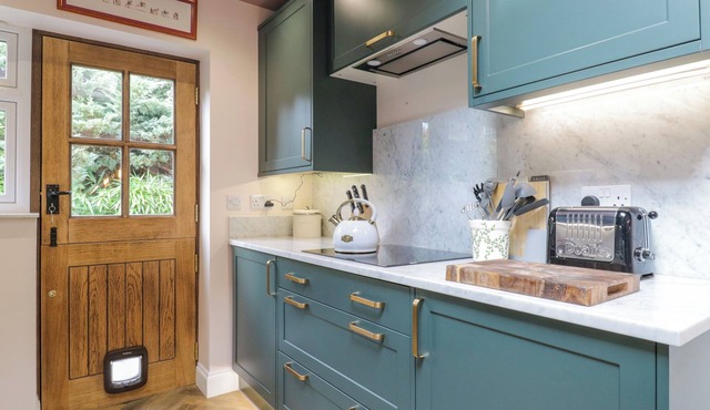 TWO COPTHORNE COTTAGES, pet friendly, with open fire in Croxley Green