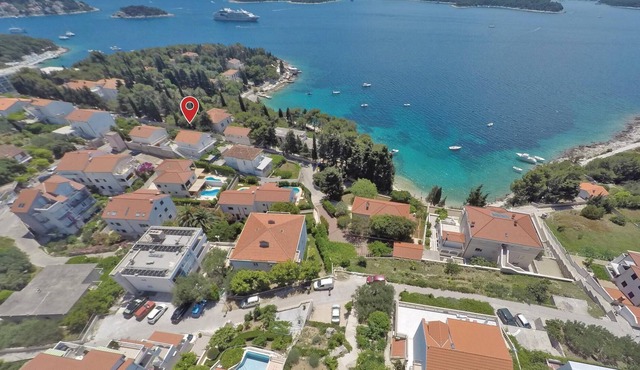 Two functionally furnished apartments in the immediate vicinity of a pebble beach, which you can rea