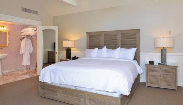 Two Luxurious Junior Suite with Elegant Furnishings Near Sonoma Wineries