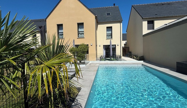 Two minutes from Dinard, beautiful seaside villa with heated pool.