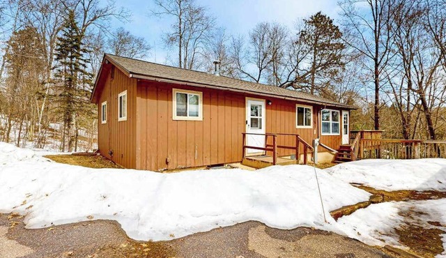 Two Pickerel Lake cabins w/kayaks, dock, patio, grill & direct access to trails