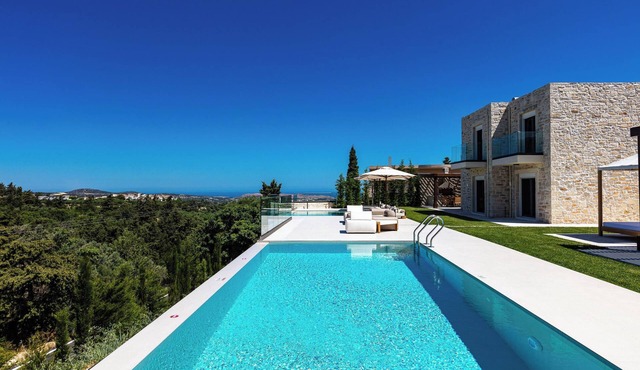 Two private pools, hot tub, nature views, ping pong!