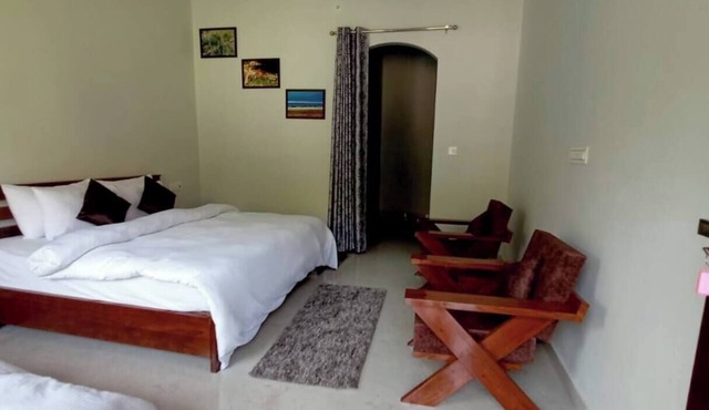 Two Private Rooms w/Balcony in Naturalist's Home