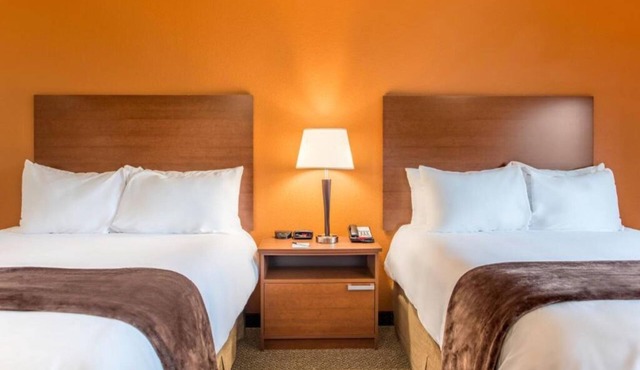 Two Queen Beds + Kitchenette – Ideal for Families, Groups & Long Stays