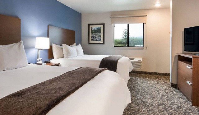 Two Queen Beds w/Recliner – Perfect for Adventure, Relaxation & Downtown Access