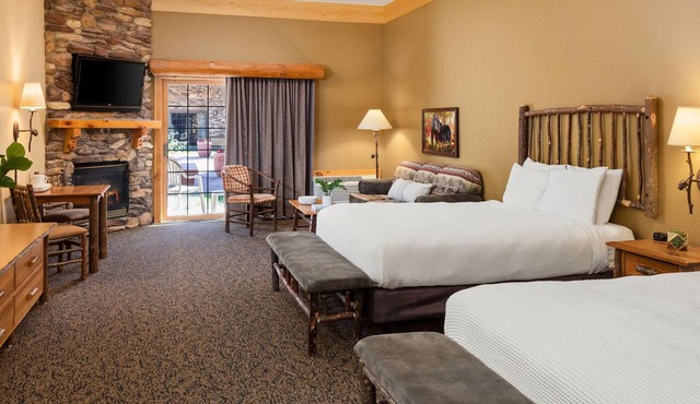Two Queen Fireplace Suite With Access to Pool, Hot Tub, and Gym