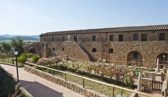 Two-room apartment in a charming stone village with swimming pool, tennis, in the countryside near the sea and services