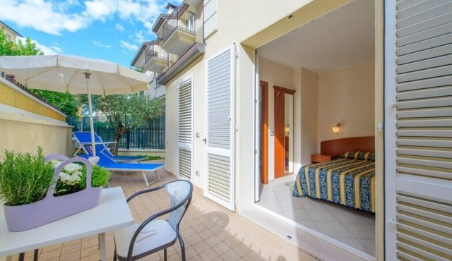 TWO-ROOM APARTMENT 20 meters from the sea with courtyard, in Viserba, with covered parking.