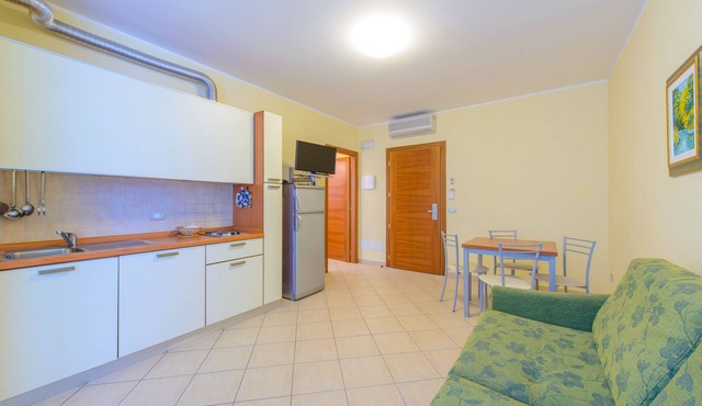 TWO-ROOM APARTMENT SUITE No. 5, 20 METERS FROM THE SEA, in VISERBA, WITH PRIVATE PARKING.