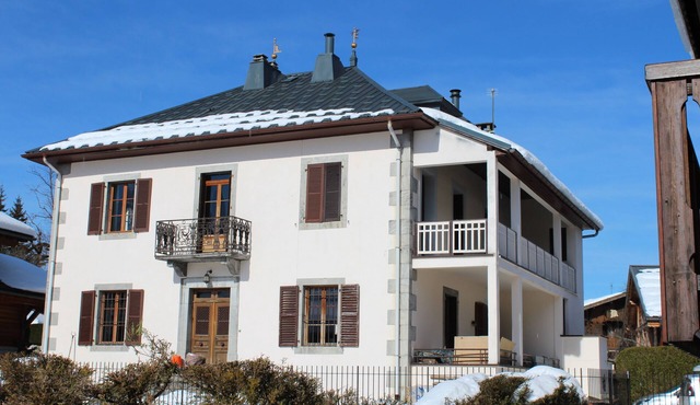 Two spacious apartments for rent in a house built in 1872