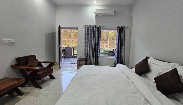 Two Spacious Rooms w/Balcony in Naturalist's Home