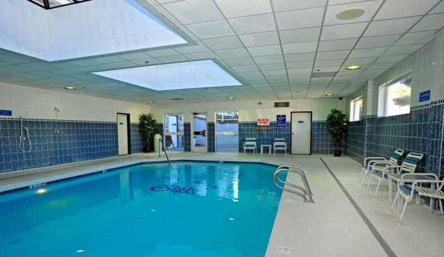 Two Spacious Units, Pool, Parking and Hut Tub
