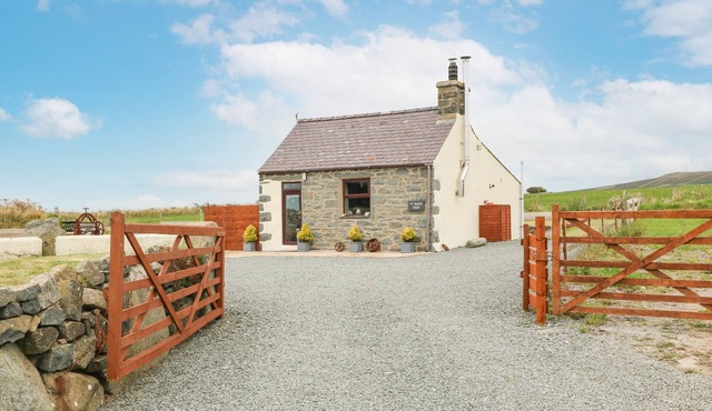 TY BACH YSGO, pet friendly, country holiday cottage in Aberdaron