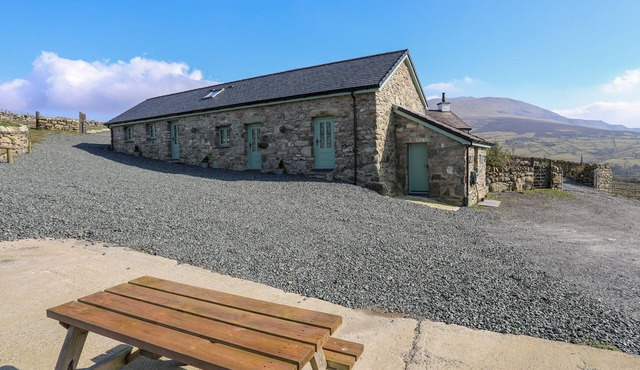 TY DEN, pet friendly, character holiday cottage in Deiniolen