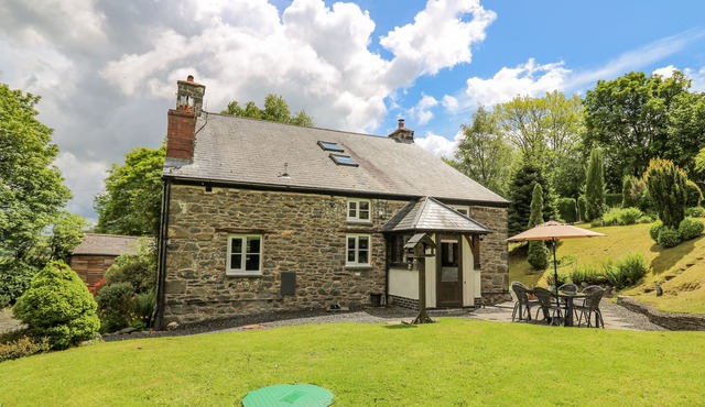 TY UCHAF, pet friendly, character holiday cottage in Llanbrynmair