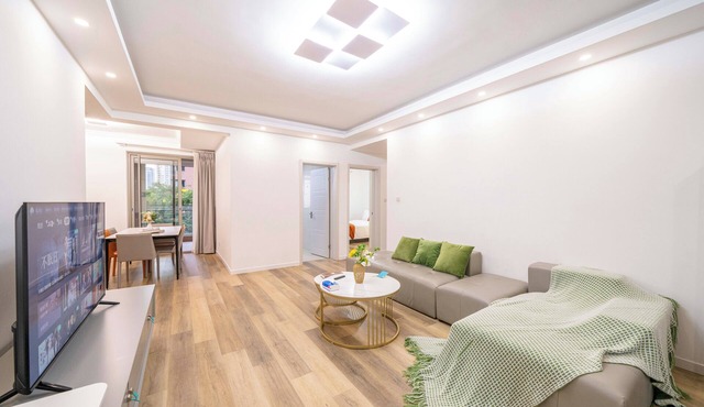 Tyms 4BR 2BA APT Riverside