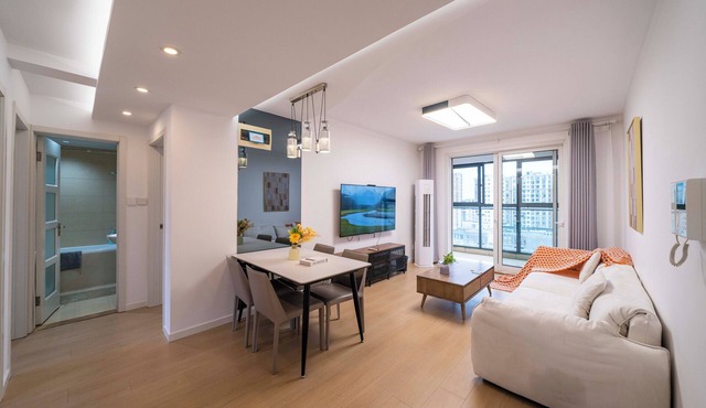 Tyms Changning 3BR Modern Apt near Weining Rd