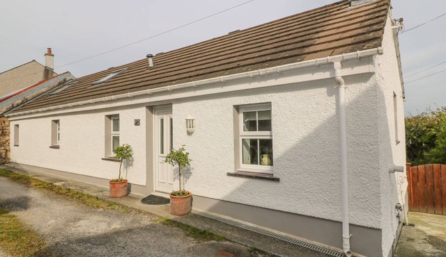 TYN Y GIAT, pet friendly, with a garden in Brynsiencyn