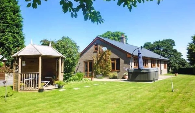 TYNDDOL BUNGALOW, family friendly, with hot tub in Llanbadarn Fynydd