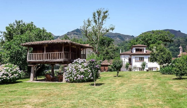 Typical Asturian house in full nature, but 5 min walk to the center of Cangas