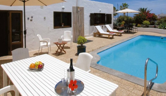 Typical Canarian House with heated pool next to the ocean!