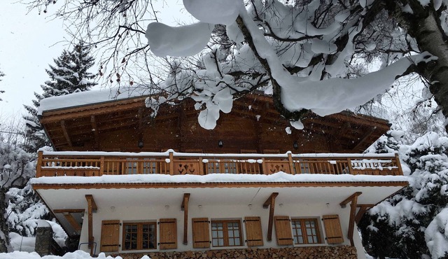 Typical chalet and very spacious, 10 p in the heart of the mountain in Courchevel
