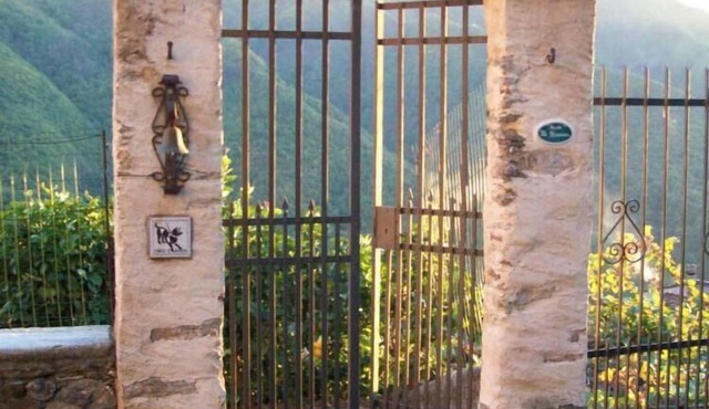 Typical dwelling - Old renovated rustic house with private garden.