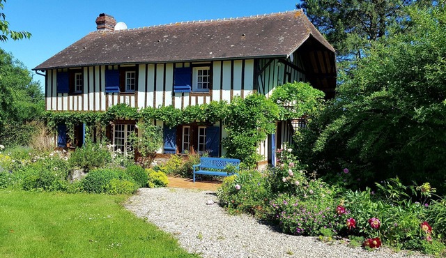 Typical house from Normandy of charm with a beautiful park