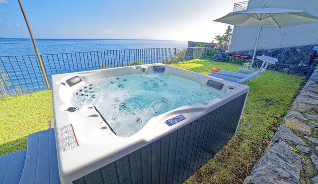 Typical house on the sea, unforgettable views, panoramic Jacuzzi, access to the sea