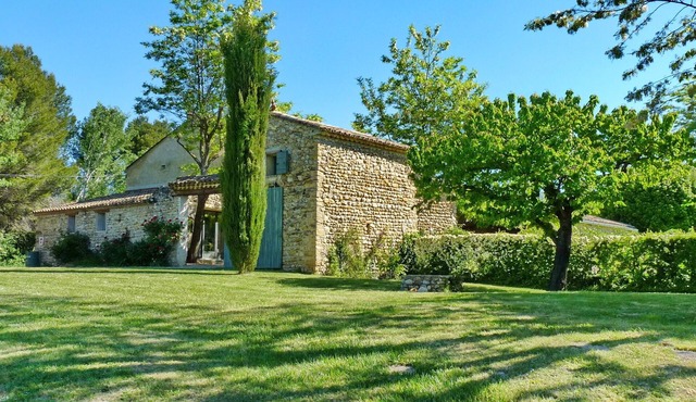 Typical Provencal farmhouse with private pool, 6 bedrooms and 5 shower rooms.
