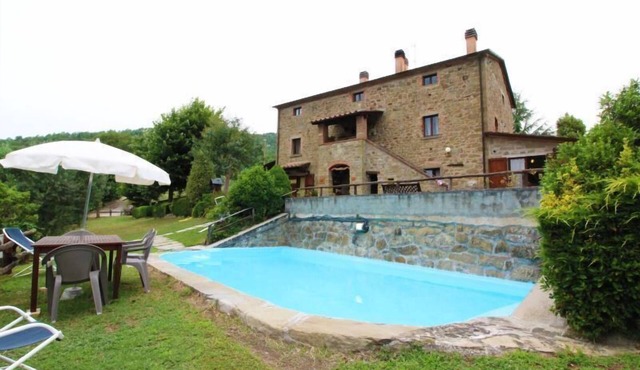 Typical stone farmhouse with private pool and tennis court. Located on the border between Tuscany an