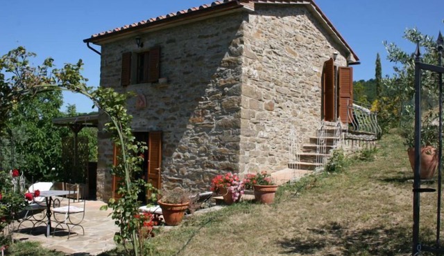 Typical stone house for two persons. Romantic, panoramic, quiet. Wi-Fi access, outdoor jacuzzi and p