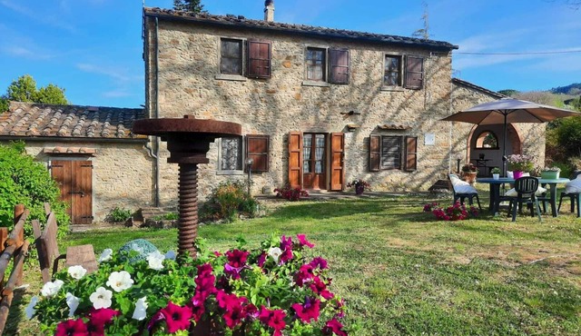 Typical stone house, close to the sea, 5/6 person, enclosed garden, small pool