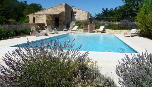 Typical stone house with heated private swimming pool in Luberon, 10 persons